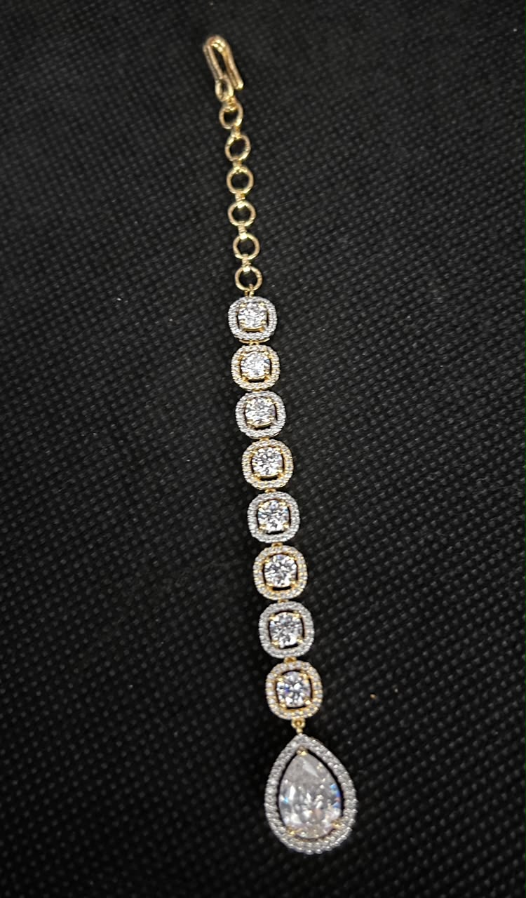 Luxe Halo Teardrop Maang Tikka
