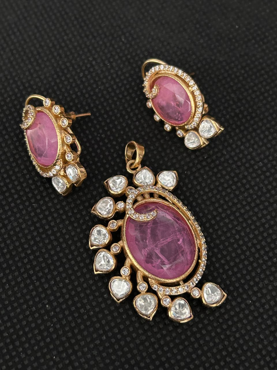 Royal Kundan Oval Pendant Set