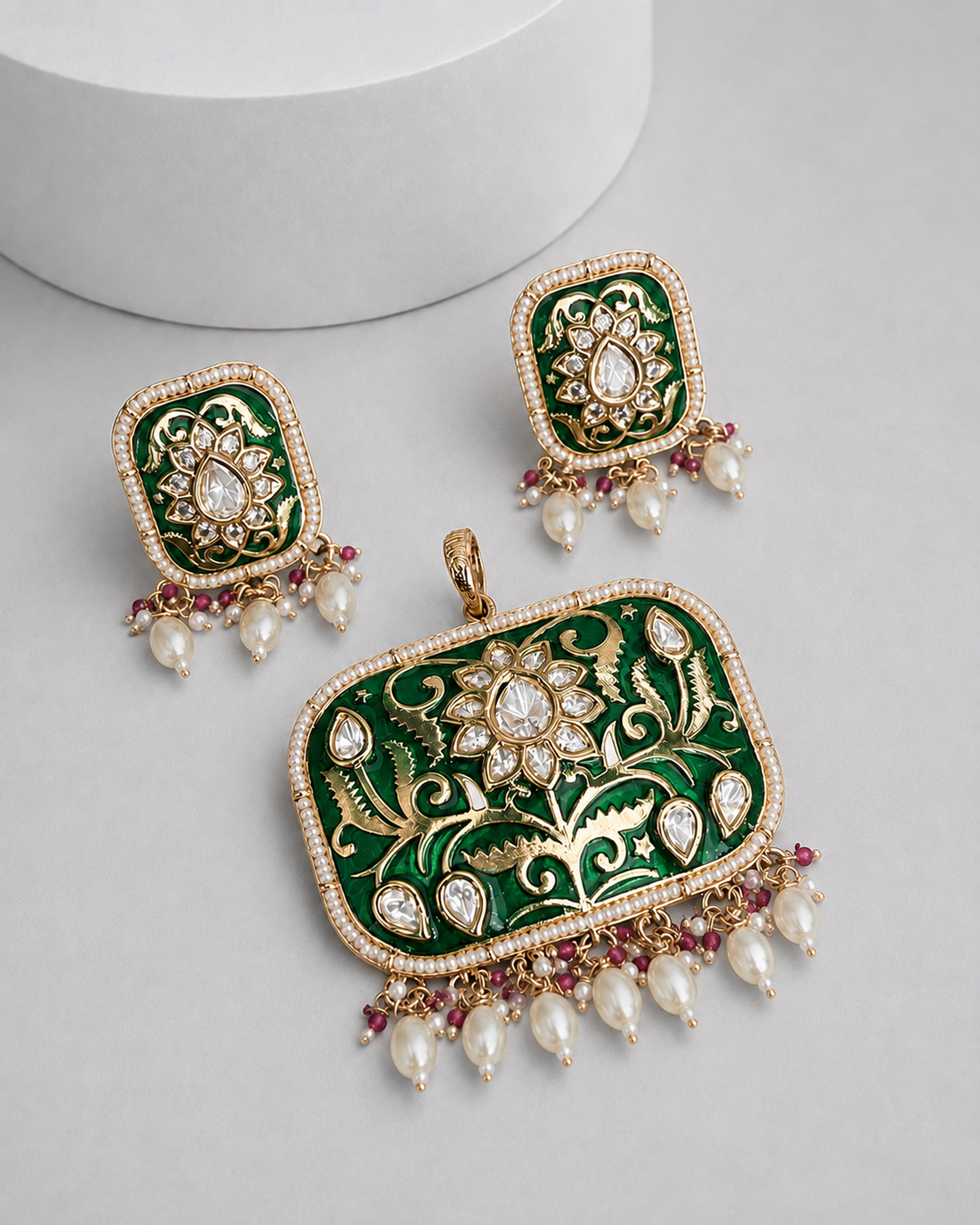 Noor Jharokha Kundan Pendant Set