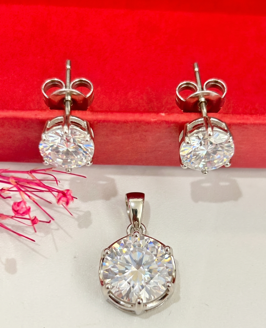 Premium Sparkle Large Solitaire Diamond Pendant with Chain & Matching Stud Earrings