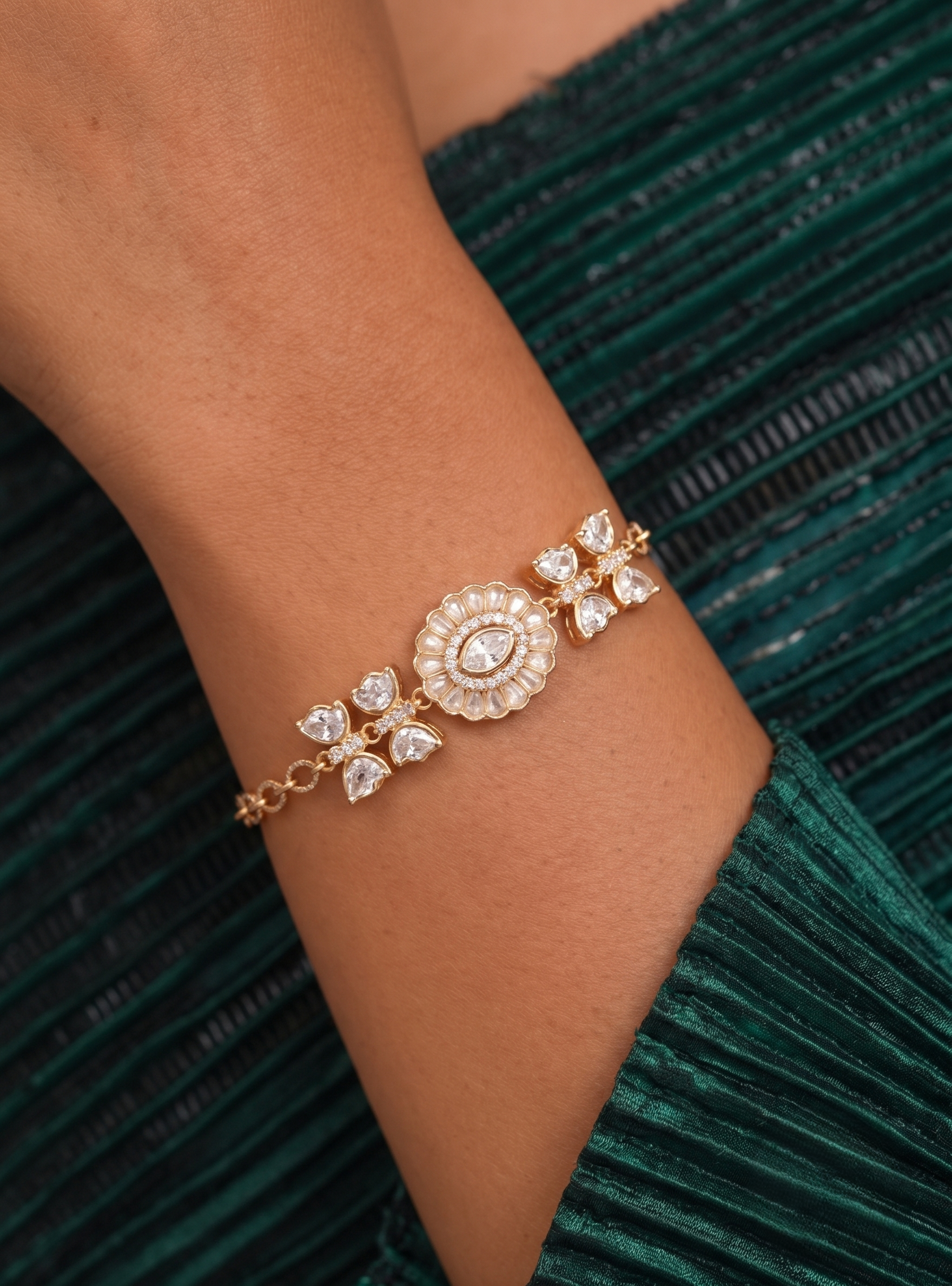 Luxury Royal Heart Floral Stone Hand Bracelet / openable  for Women