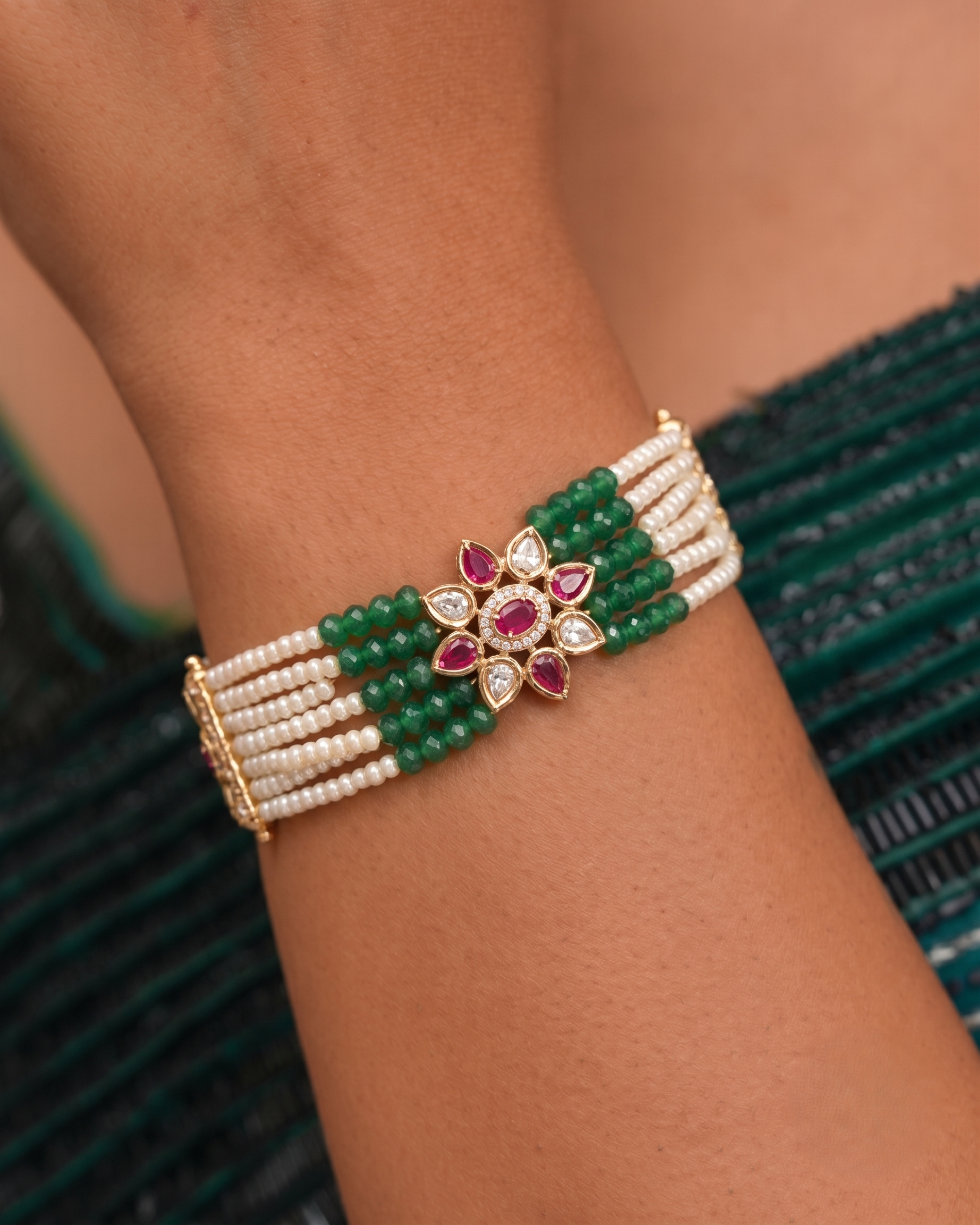 Luxury Emerald Green & Pearl Floral Hand Bracelet / openable for Women
