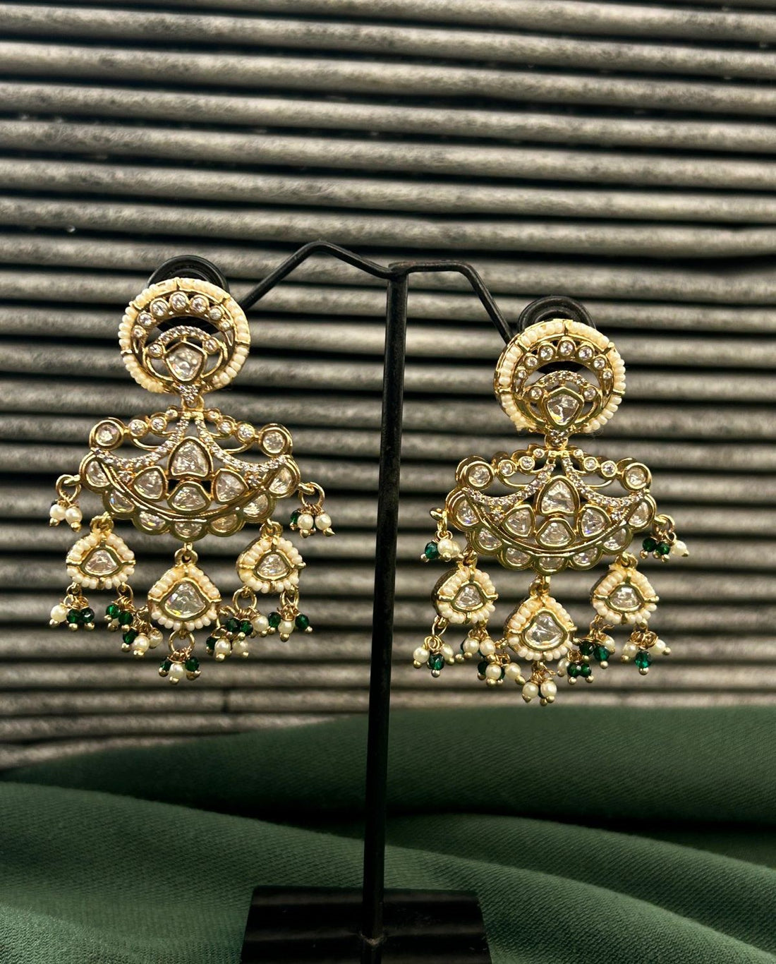 Elegant kundan necklace and earring set highlighted by green-white accents,Heritage-inspired adornment combining refined bead detailing with chandelier styling