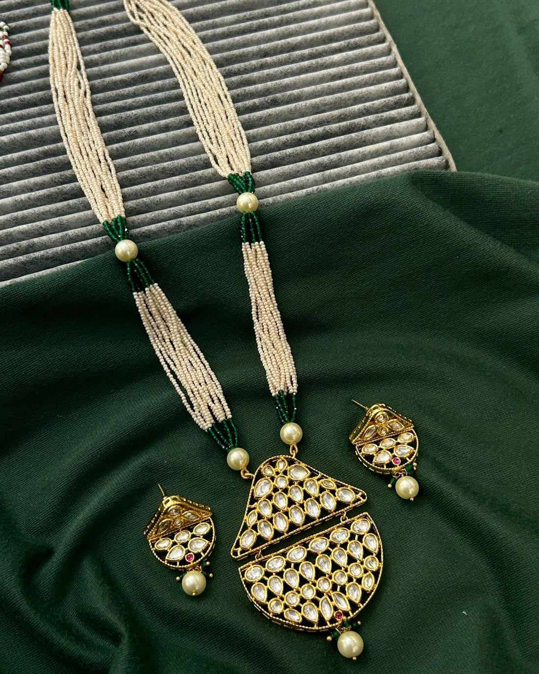 Women’s classic jewellery set showcasing green-toned beads and refined kundan craftsmanship