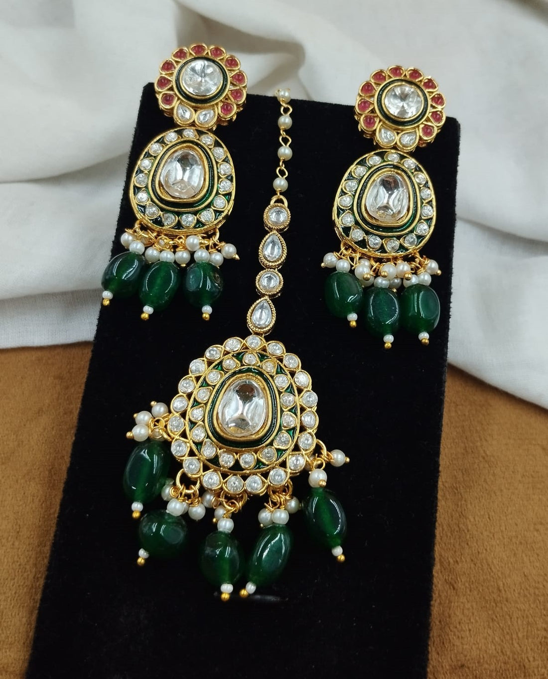 Bridal jewellery ensemble featuring rich green kundan craftsmanship