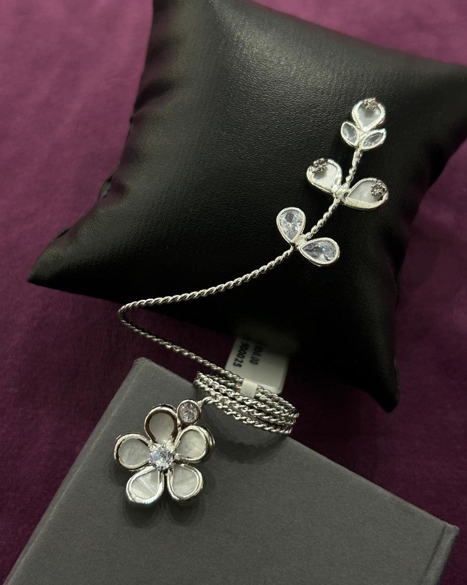 Premium Floral Chain Statement Ring – Gold & Silver Finish
