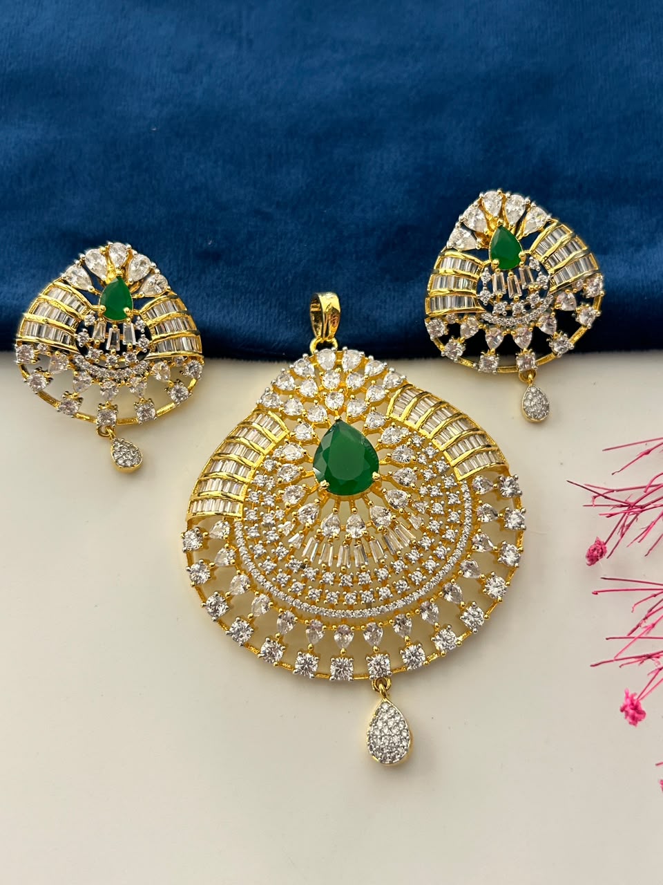 Mehera Emerald Royale Pendant Set