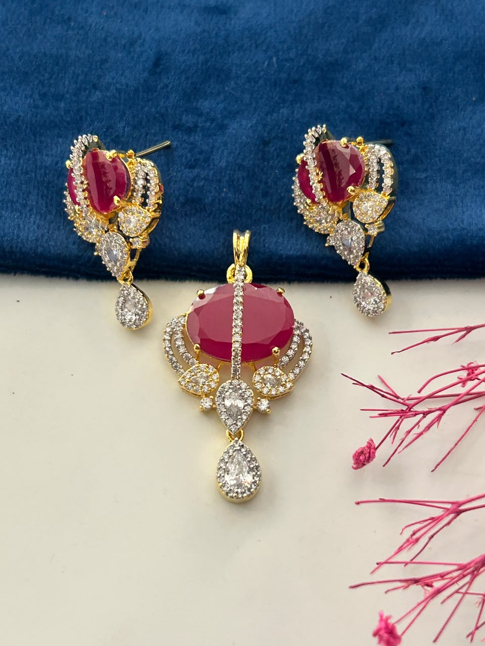 Raktima Noor Pendant Set
