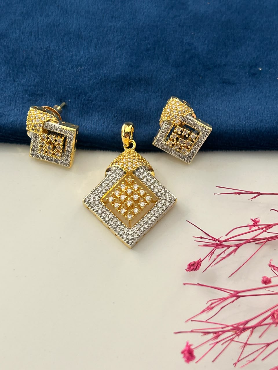 Svarna Prism Pendant Set