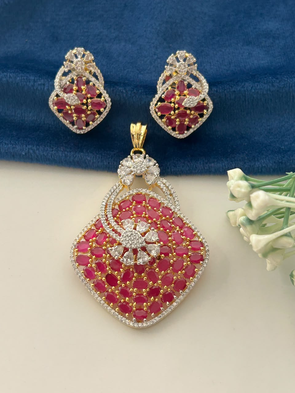 Mayurika Panna Screw Pech  Pendant Set