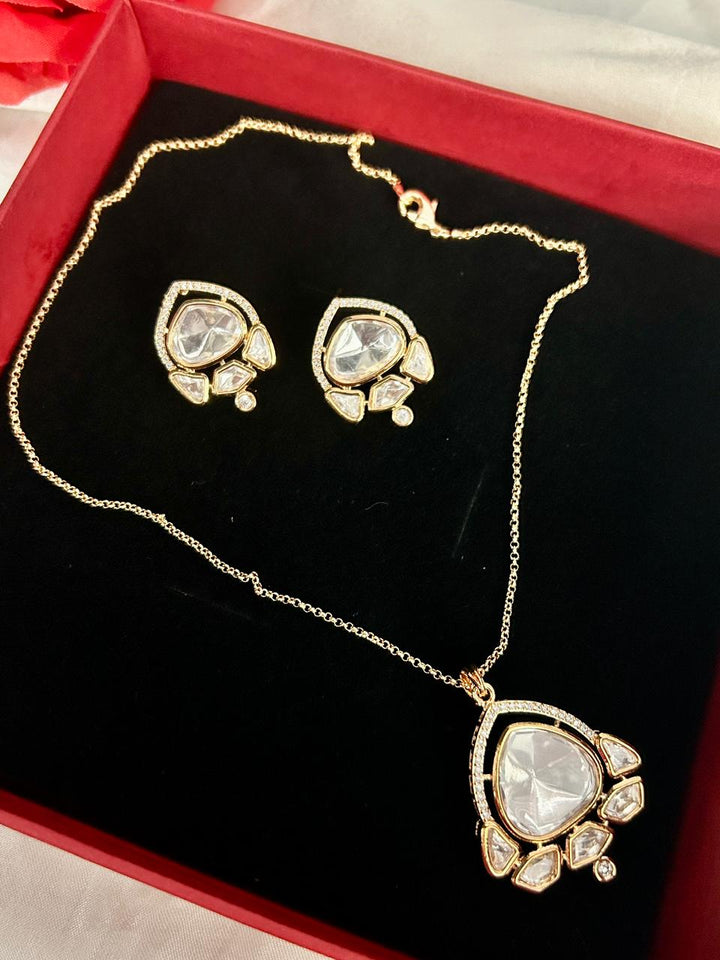 Aadhya Kundan Teardrop Pendant Set