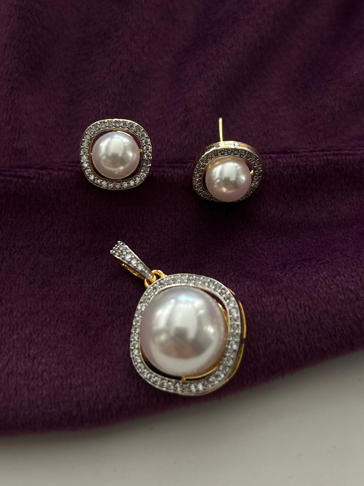 Pearlora Halo Pendant Set