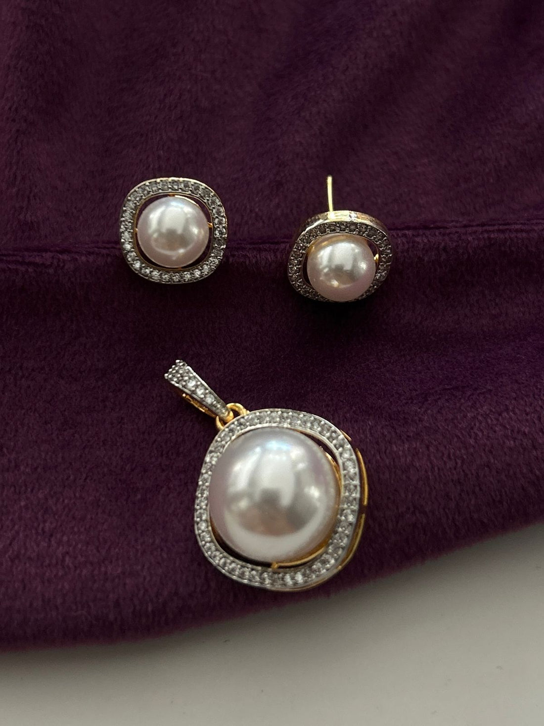 Pearlora Halo Pendant Set
