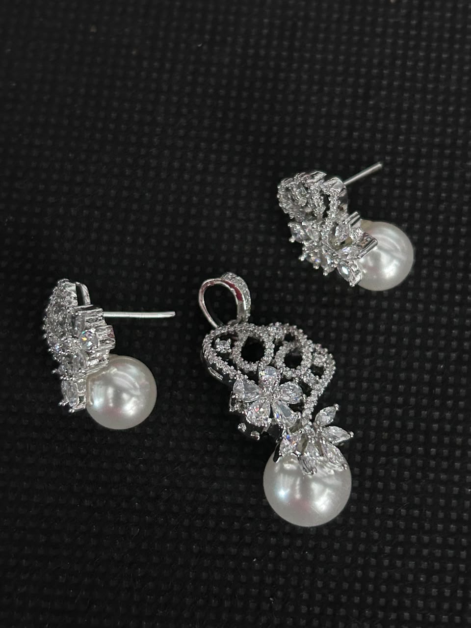 pearl-blossom-grace-pendant-set