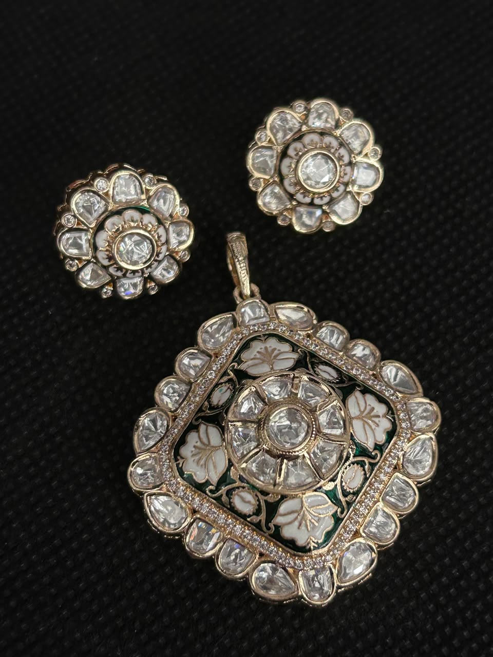 Zarina Kundan Royale Pendant Set