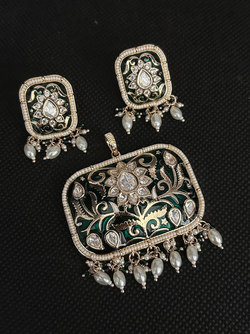 Noor Jharokha Kundan Pendant Set