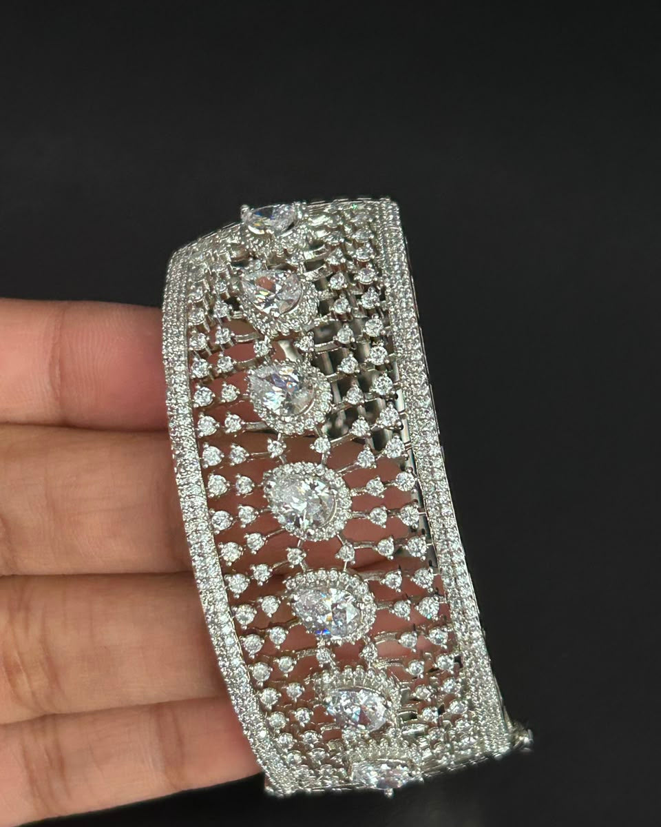 Celestia Cascade Openable bracelet