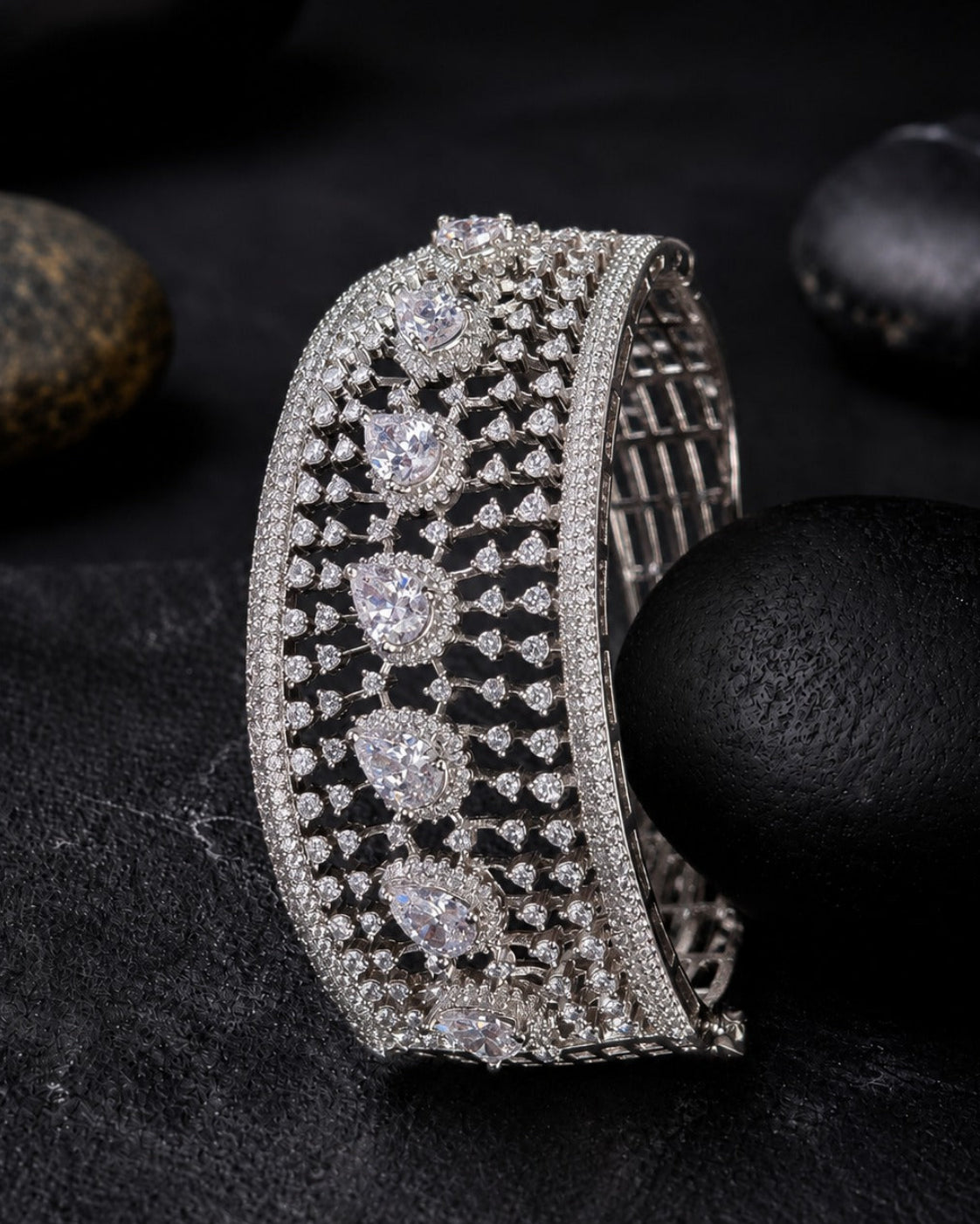 Celestia Cascade Openable bracelet