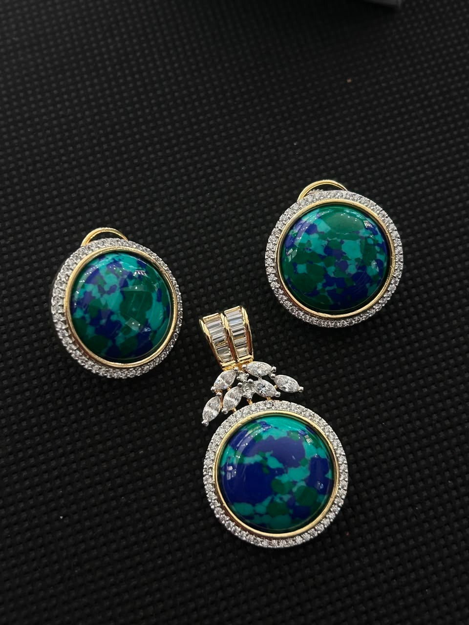 Neelamika Green Blue Pendant Set
