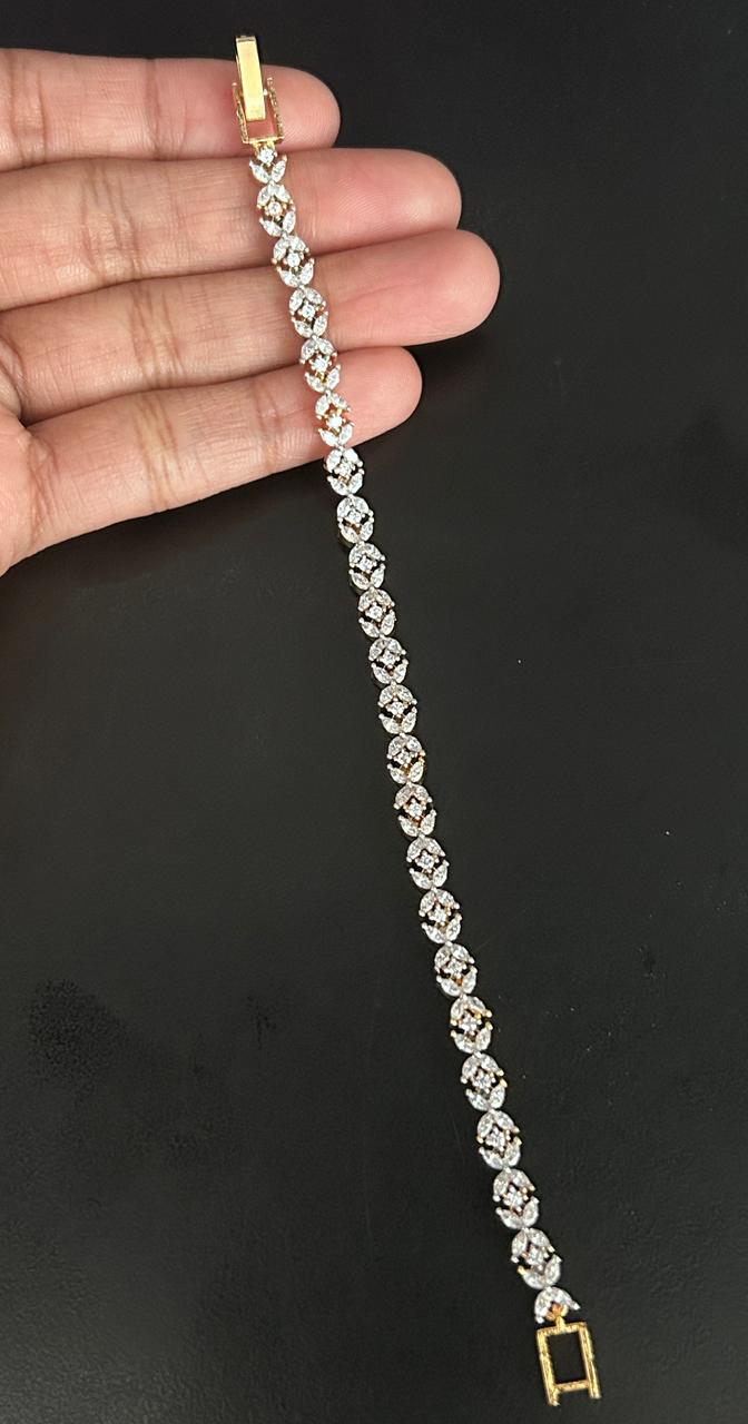 Avyara Leaf Halo Sparkle Bracelet