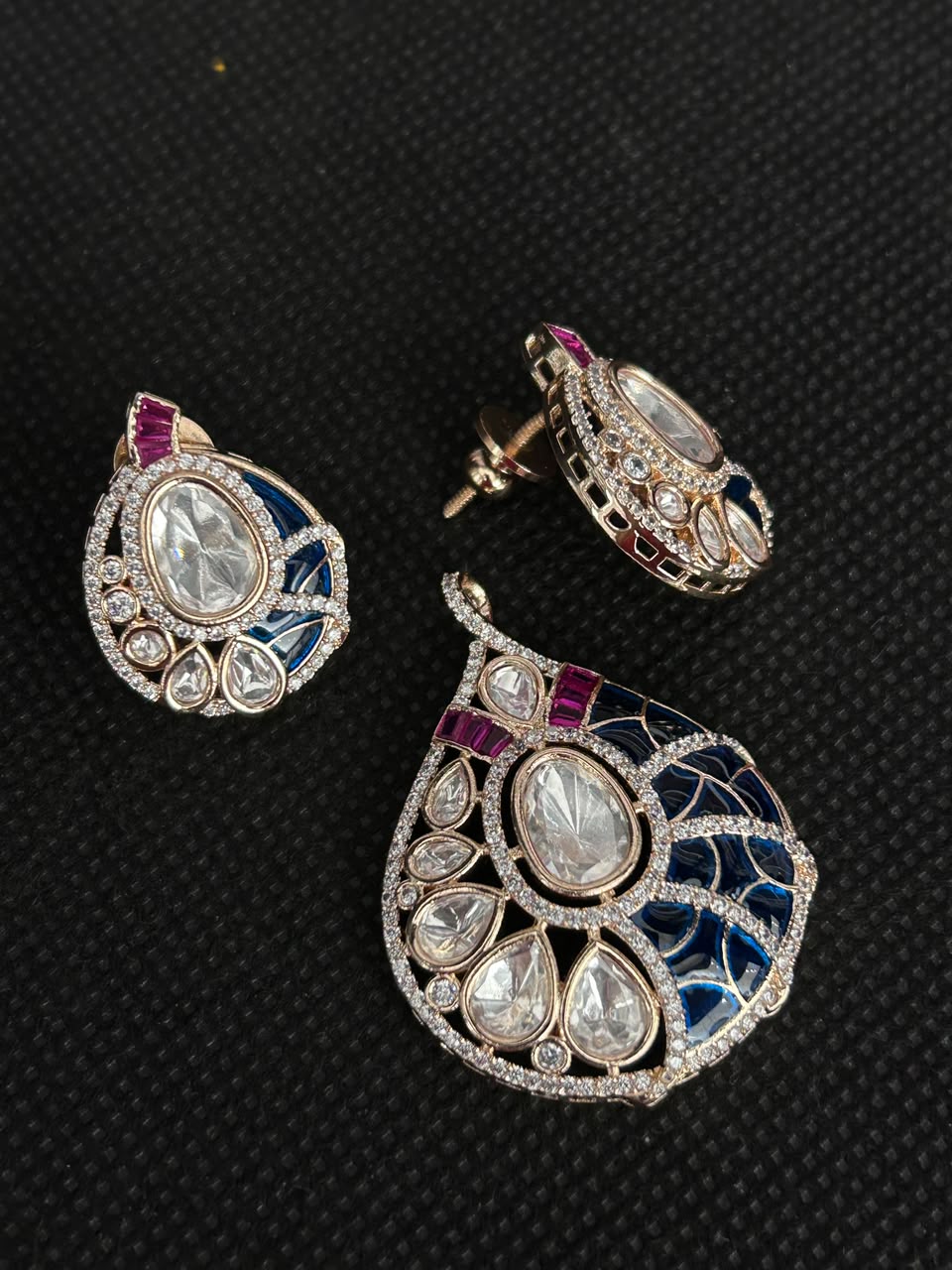 Aavya Kundan Screw Pech Earrings & Pendant