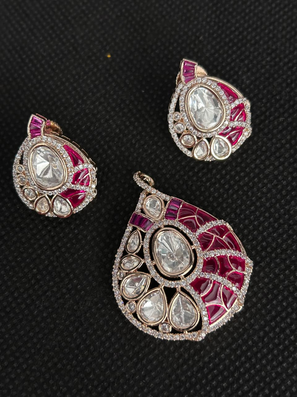 Aavya Kundan Screw Pech Earrings & Pendant