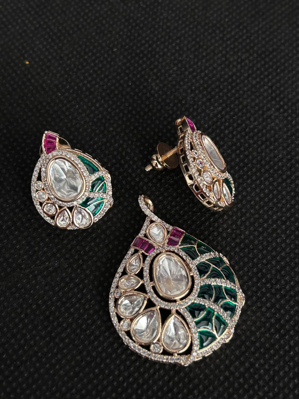 Aavya Kundan Screw Pech Earrings & Pendant