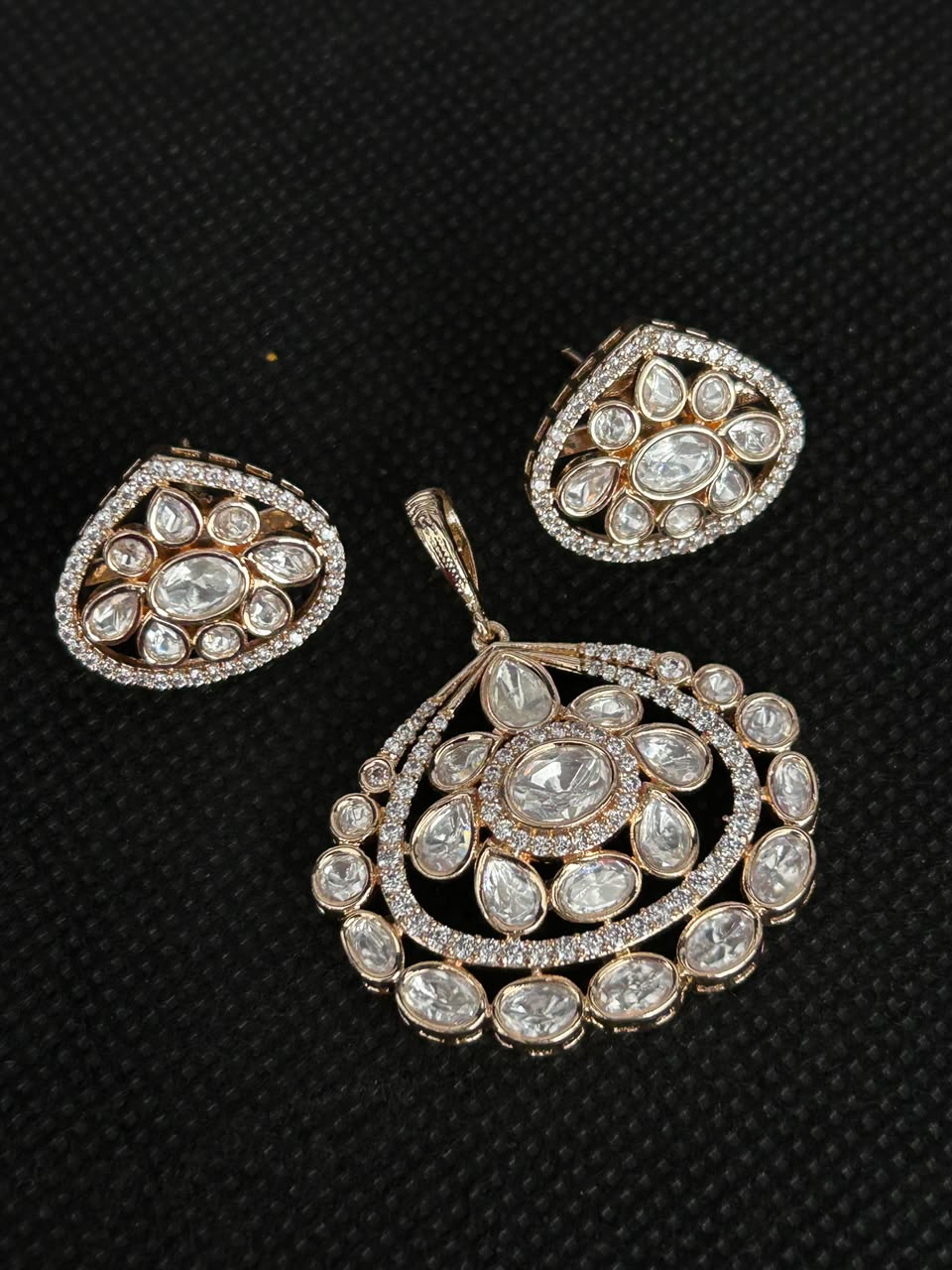Ishvika Halo Polki Pendant Set