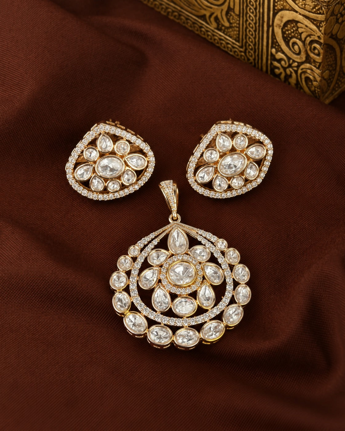 Ishvika Halo Polki Pendant Set
