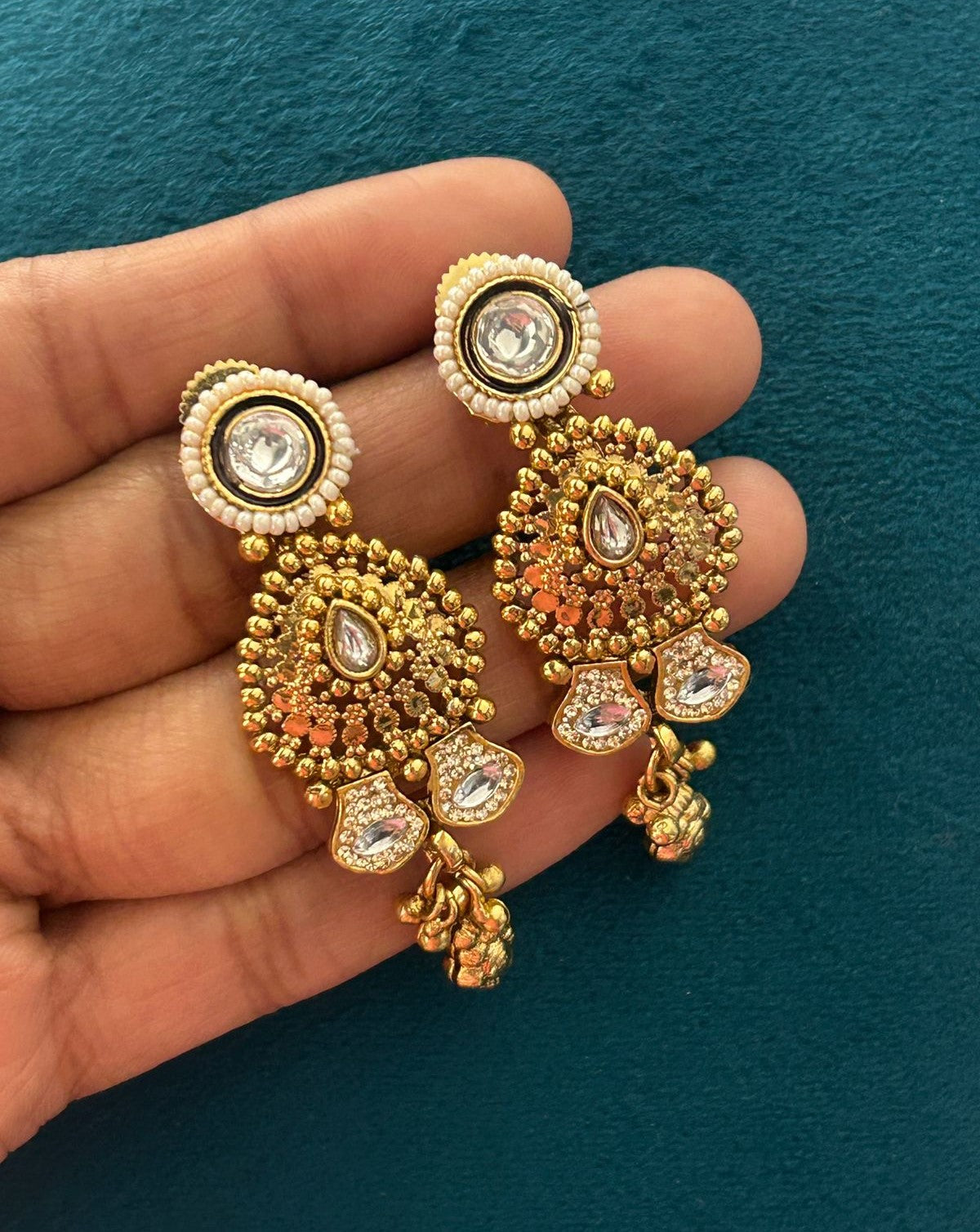 Antique Gold Heavy Kundan Necklace Set with Ghungroo Detailing