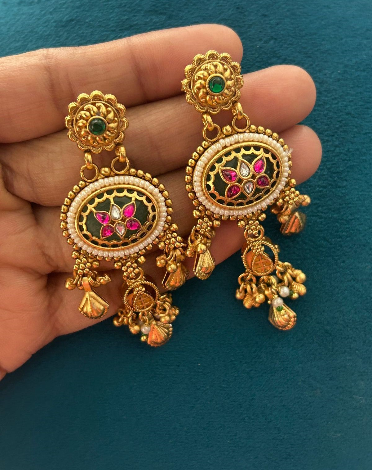 Antique Gold Heavy Kundan Necklace Set with Floral Motifs & Ghungroo Danglers
