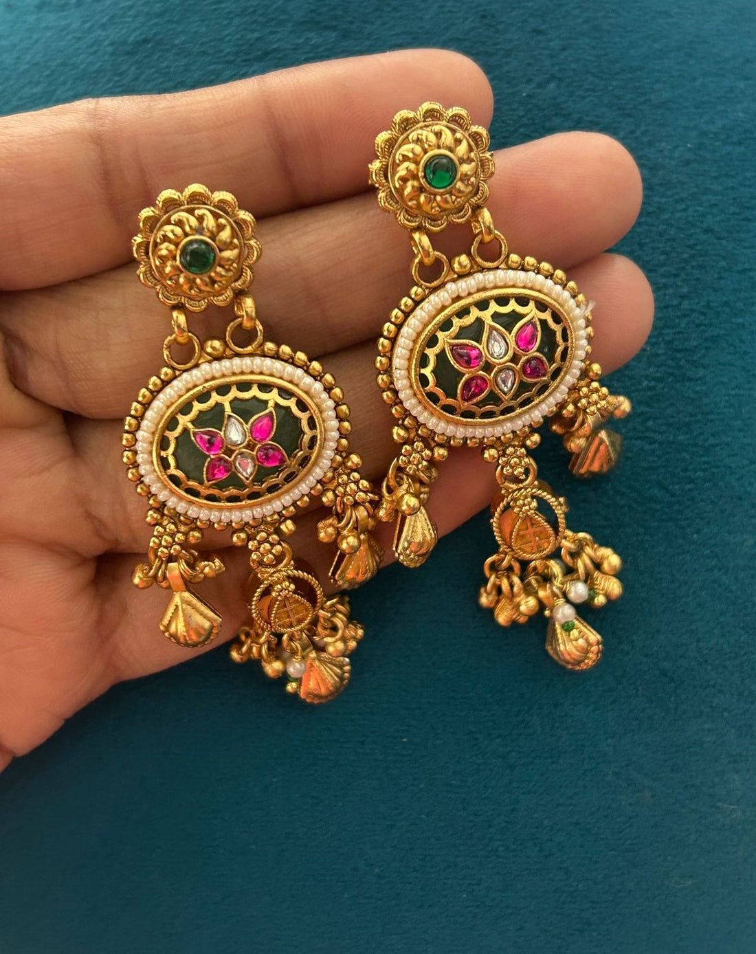 Antique Gold Heavy Kundan Necklace Set with Floral Motifs & Ghungroo Danglers
