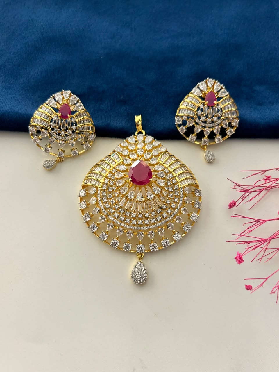 Mehera Emerald Royale Pendant Set