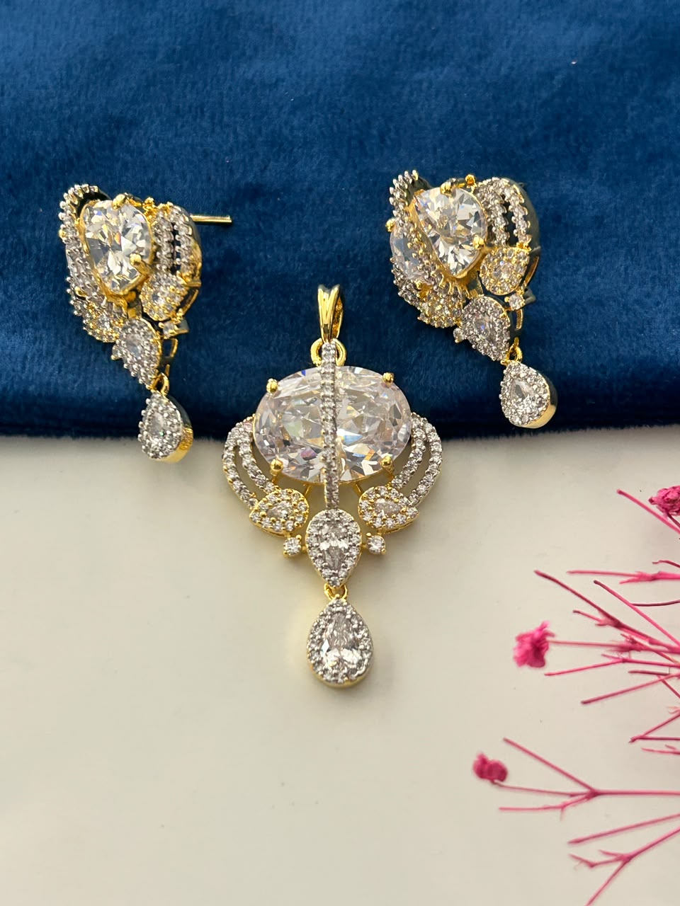 Raktima Noor Pendant Set