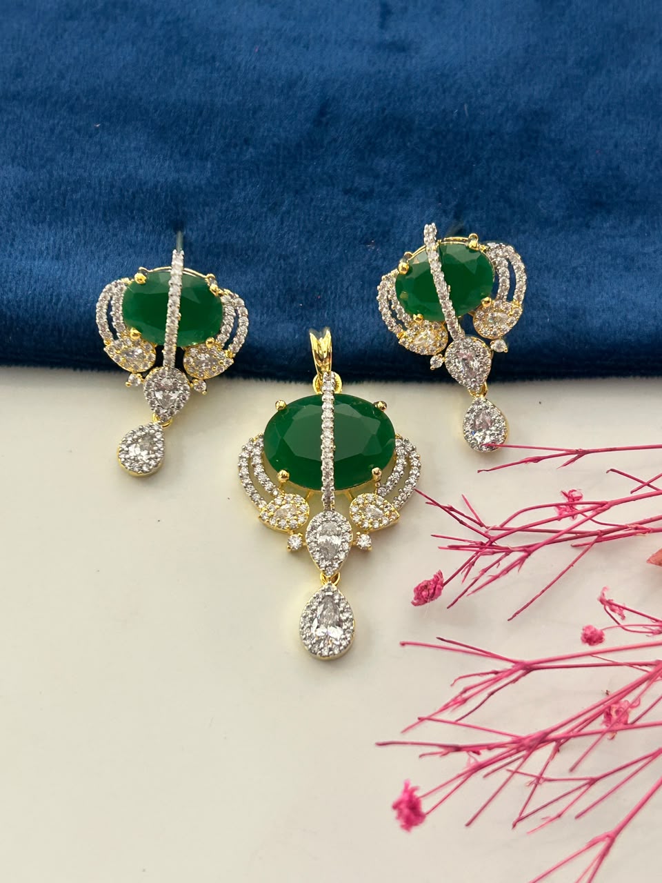 Raktima Noor Pendant Set
