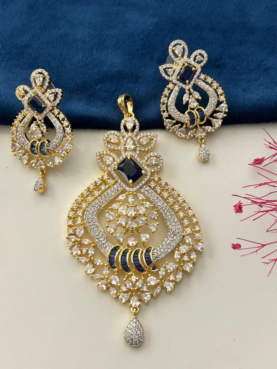 Vaidehi Emerald Rangmahal Pendant Set