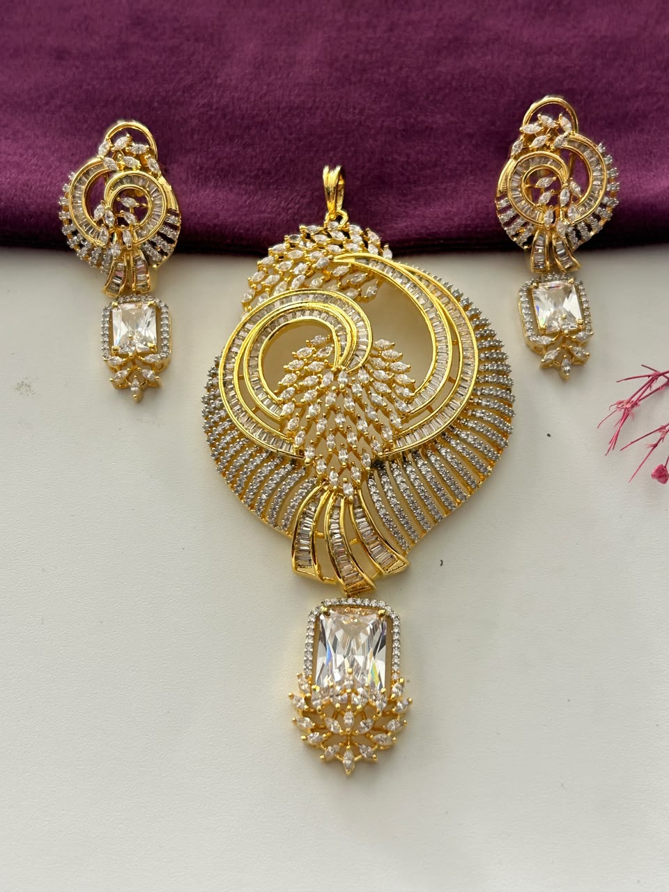 Mayurakshi Emerald Aura Pendant Set
