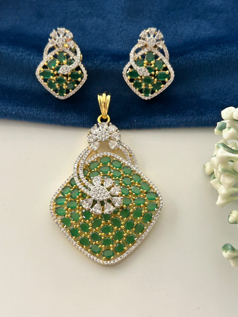 Mayurika Panna Screw Pech  Pendant Set