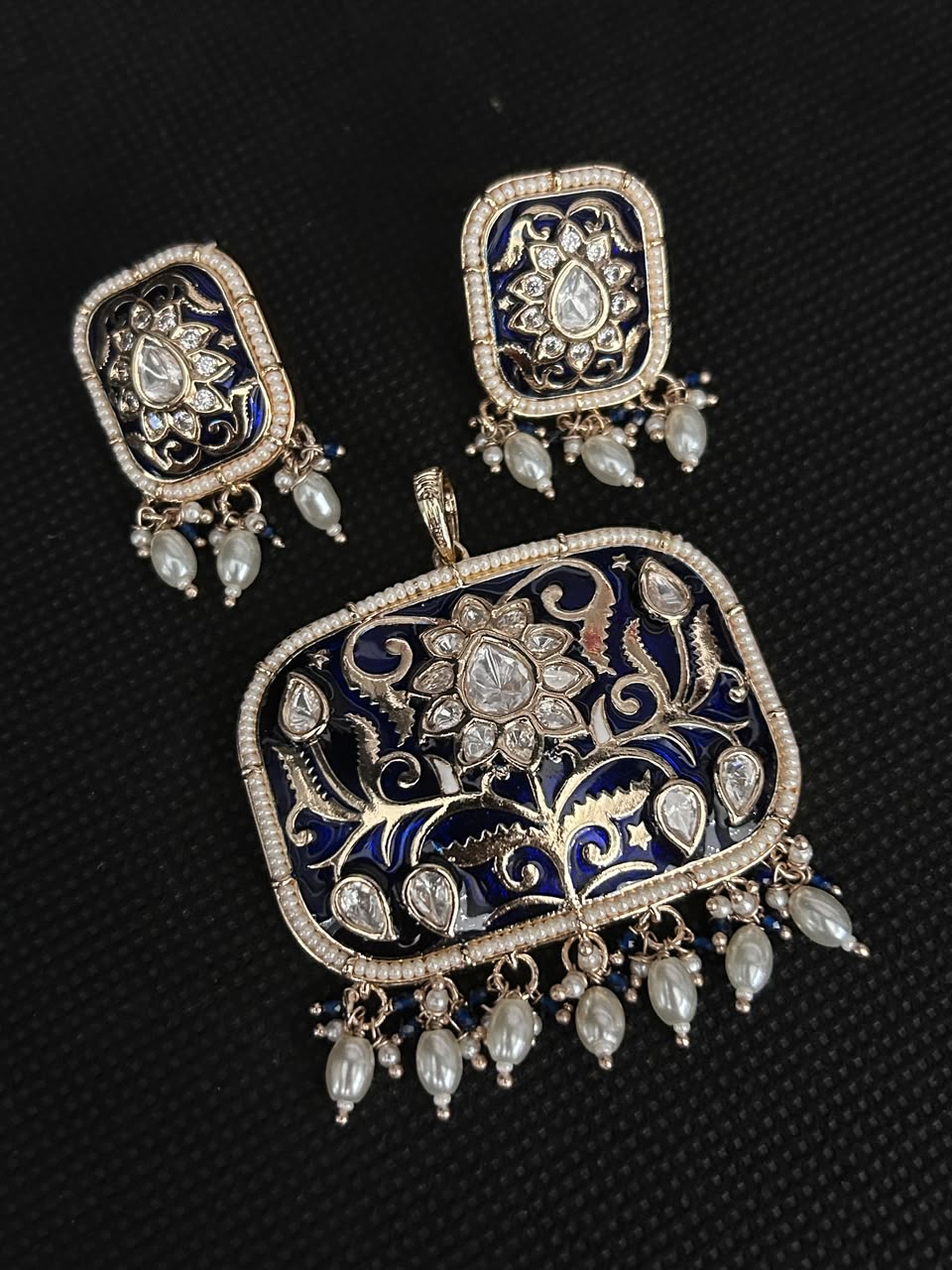 Noor Jharokha Kundan Pendant Set