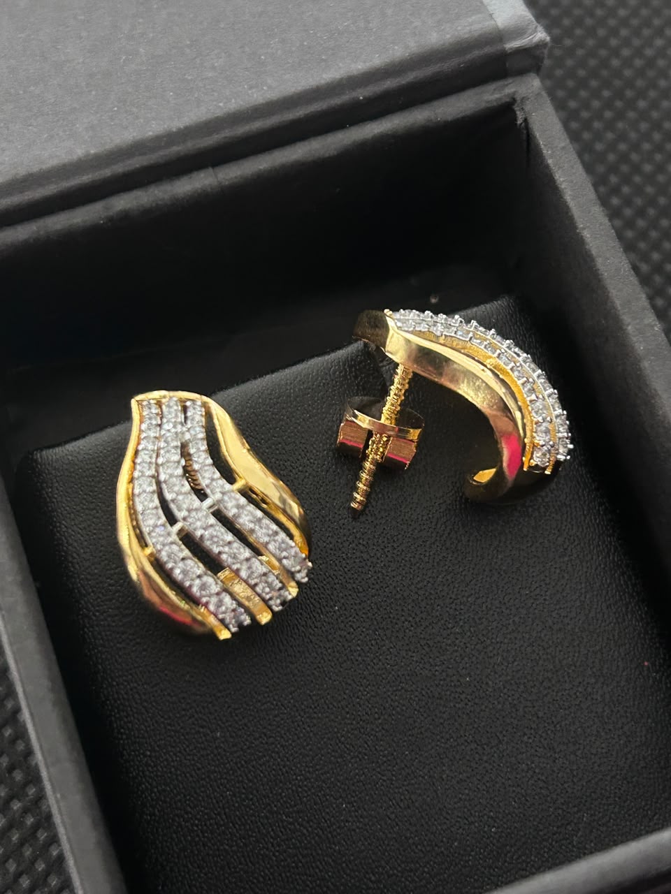 Iraaya Curve Sparkle Screw Back Studs Earrings