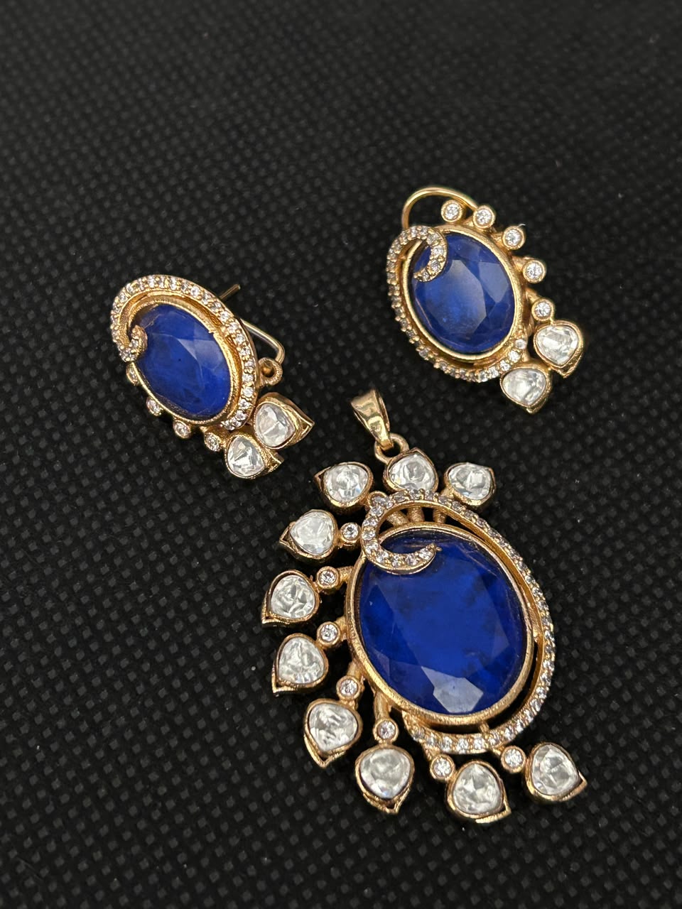 Royal Kundan Oval Pendant Set