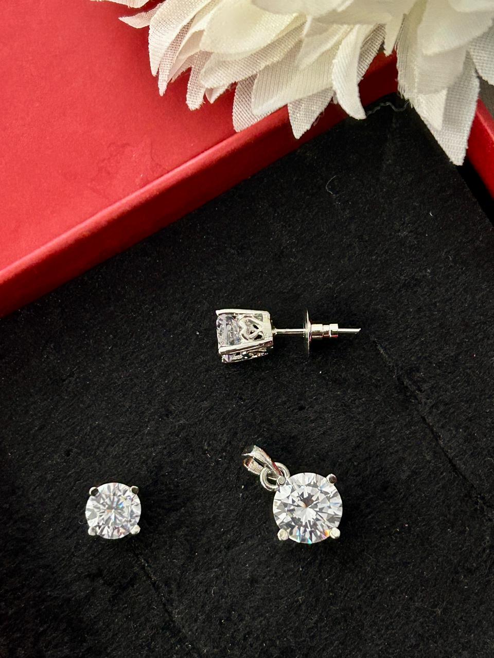 Aarinya Solitaire Sparkle Pendant Set