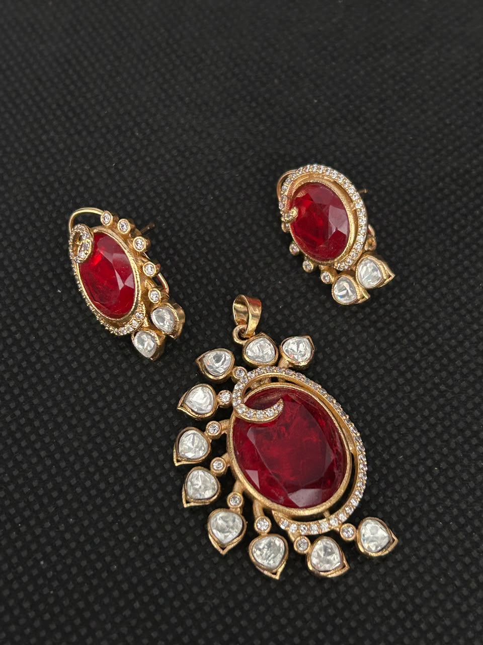 Royal Kundan Oval Pendant Set