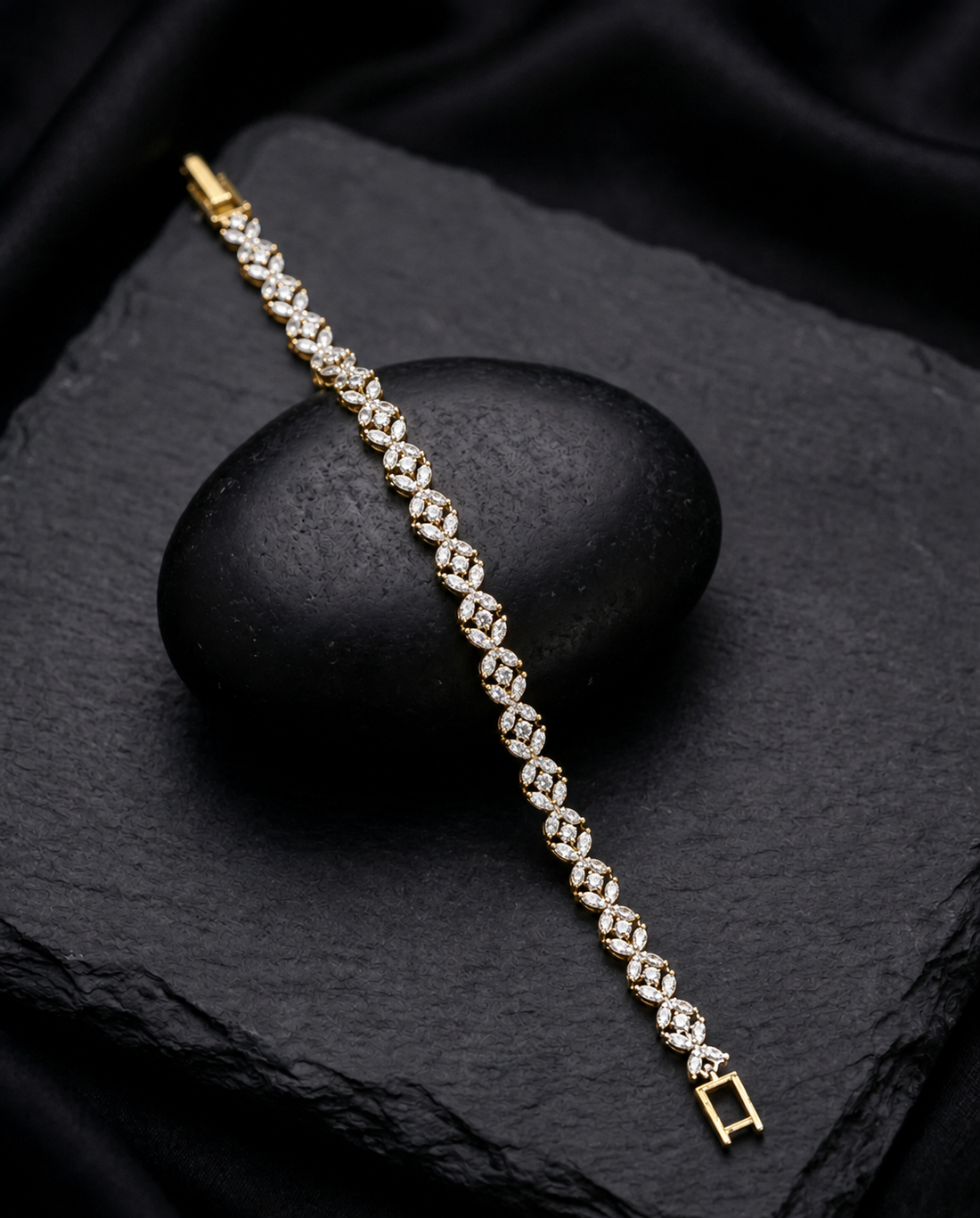 Avyara Leaf Halo Sparkle Bracelet